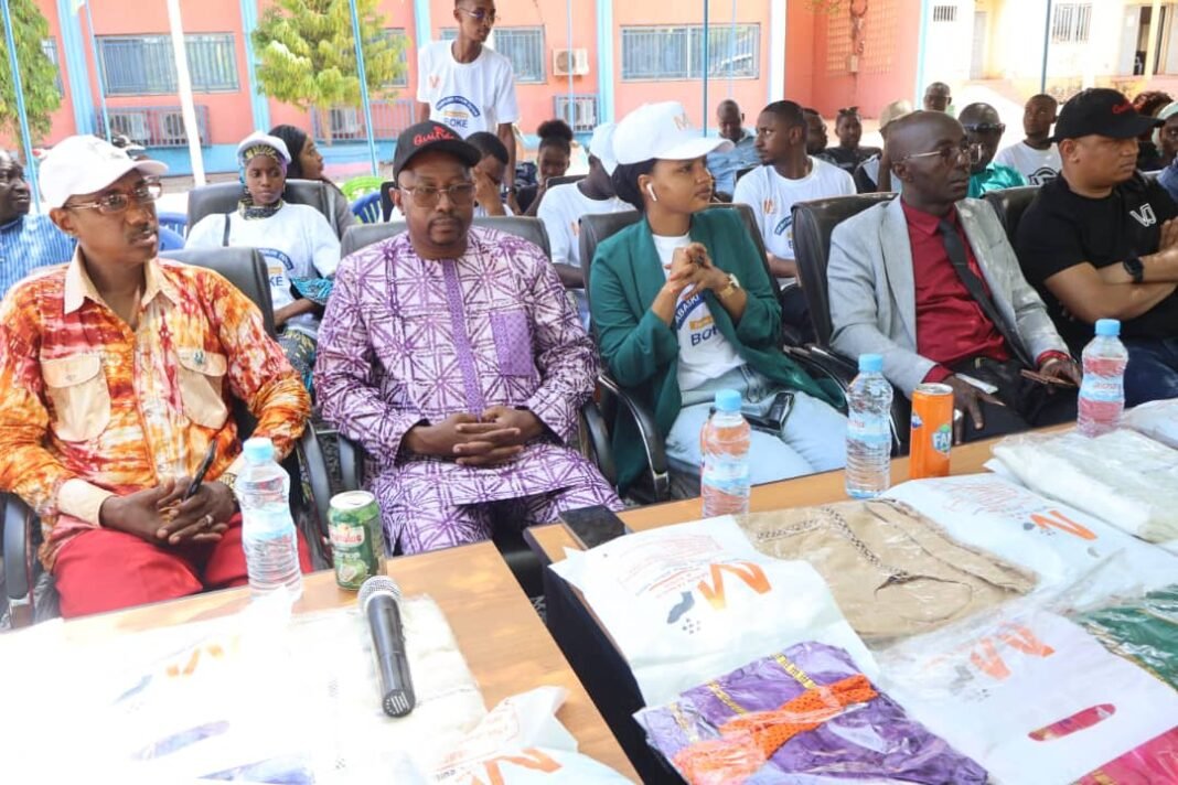 Boké-Humanitaire : L’ONG ‘’Main Tendue à Tous’’ offre plus de 500 vêtements neufs et des denrées alimentaires à des orphelins. Boké-Humanitaire : L’ONG ‘’Main Tendue à Tous’’ offre plus de 500 vêtements neufs et des denrées alimentaires à des orphelins.
