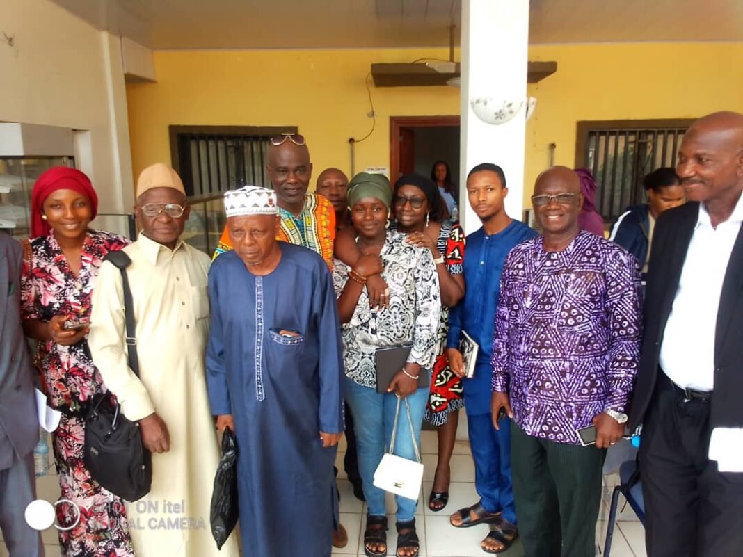 Littérature : Fadama Itala KOUROUMA, préside la première réunion du bureau exécutif de l’Association des Écrivains de Guinée, sous sa mandature. Littérature : Fadama Itala KOUROUMA, préside la première réunion du bureau exécutif de l’Association des Écrivains de Guinée, sous sa mandature.