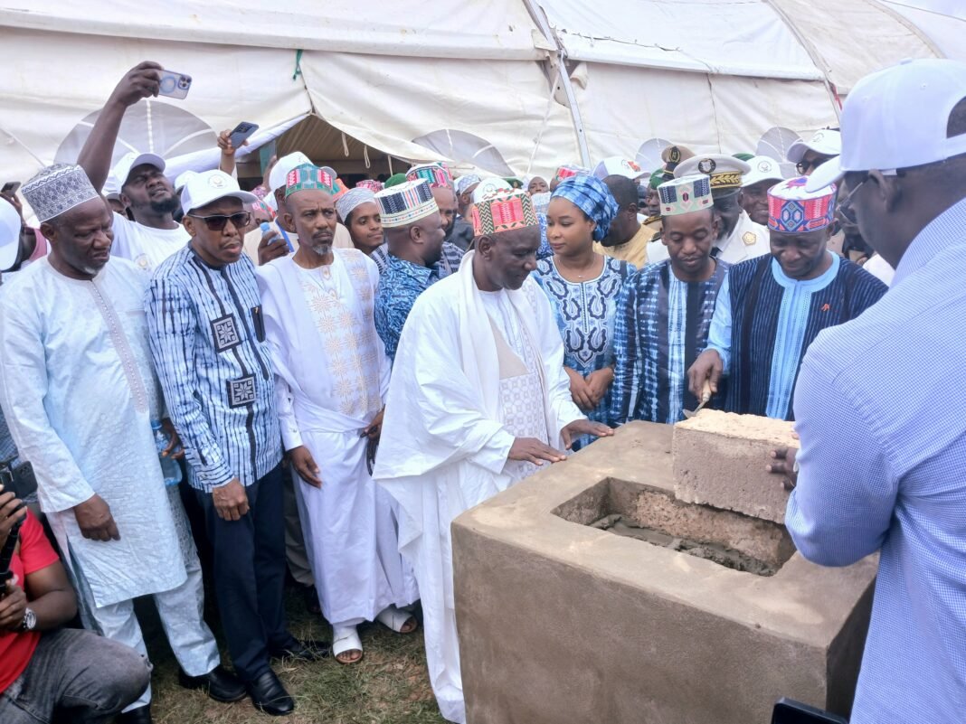Labé – Mali (107 km) : le chantier de construction de la route, longtemps annoncée vivement attendue par les population, a démarré le 27 juillet 2024, à Labé ville. Labé – Mali (107 km) : le chantier de construction de la route, longtemps annoncée vivement attendue par les population, a démarré le 27 juillet 2024, à Labé ville.