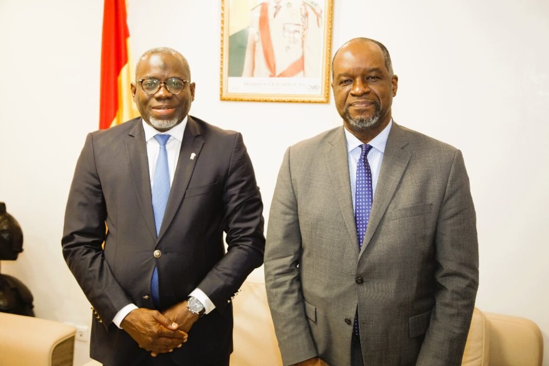 FMI/Guinée : Régis O. N’SONDE, nouvel Administrateur du Groupe Afrique au FMI confère à Conakry avec les autorités guinéennes. FMI/Guinée : Régis O. N’SONDE, nouvel Administrateur du Groupe Afrique au FMI confère à Conakry avec les autorités guinéennes.