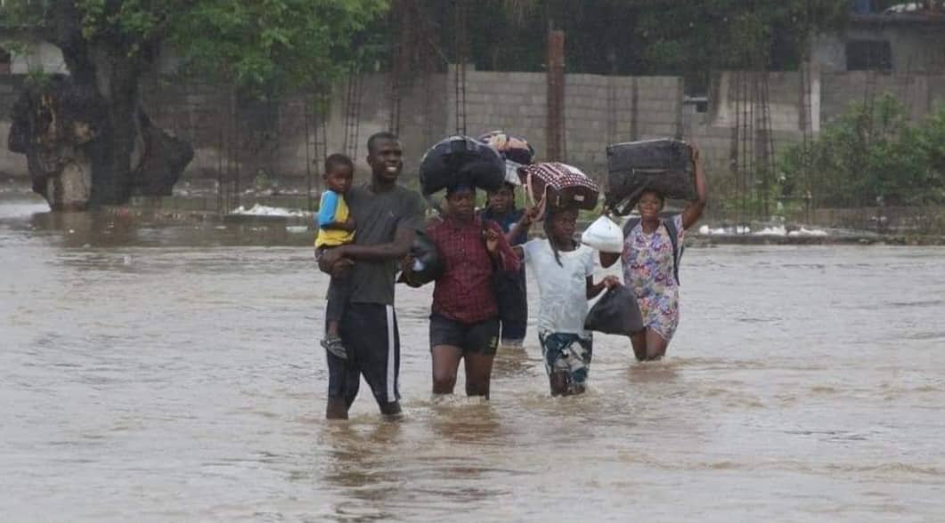 Météo : Coronthie quartier de Kaloum, se réveille sous les eaux …. Complètement inondé par la forte pluie ! Météo : Coronthie quartier de Kaloum, se réveille sous les eaux …. Complètement inondé par la forte pluie !