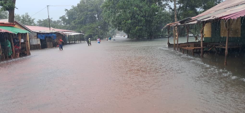 Gbinkili (une localité de Mambia à Kindia), dévastée par des inondations : le cri de détresse des habitants, des petits entrepreneurs et exploitants agricoles sinistrés. Gbinkili (une localité de Mambia à Kindia), dévastée par des inondations : le cri de détresse des habitants, des petits entrepreneurs et exploitants agricoles sinistrés.