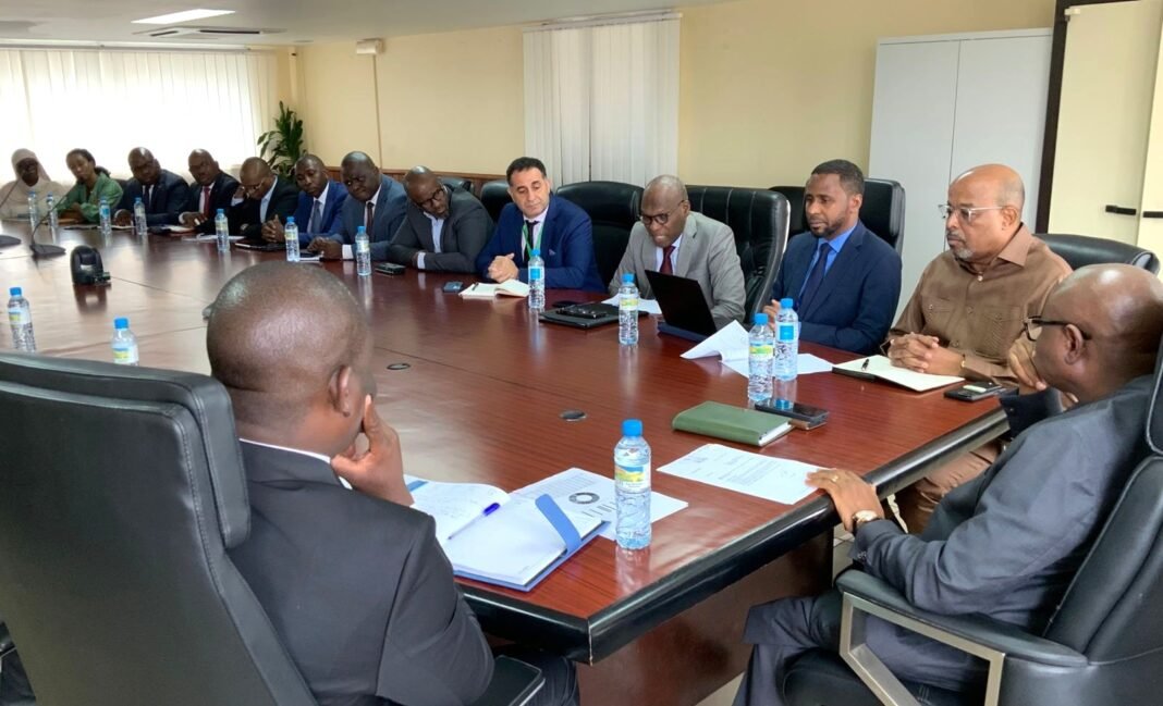 Rencontre entre la BCRG et l’APB autour des approches de solutions à la crise du cash en Guinée. Rencontre entre la BCRG et l’APB autour des approches de solutions à la crise du cash en Guinée.