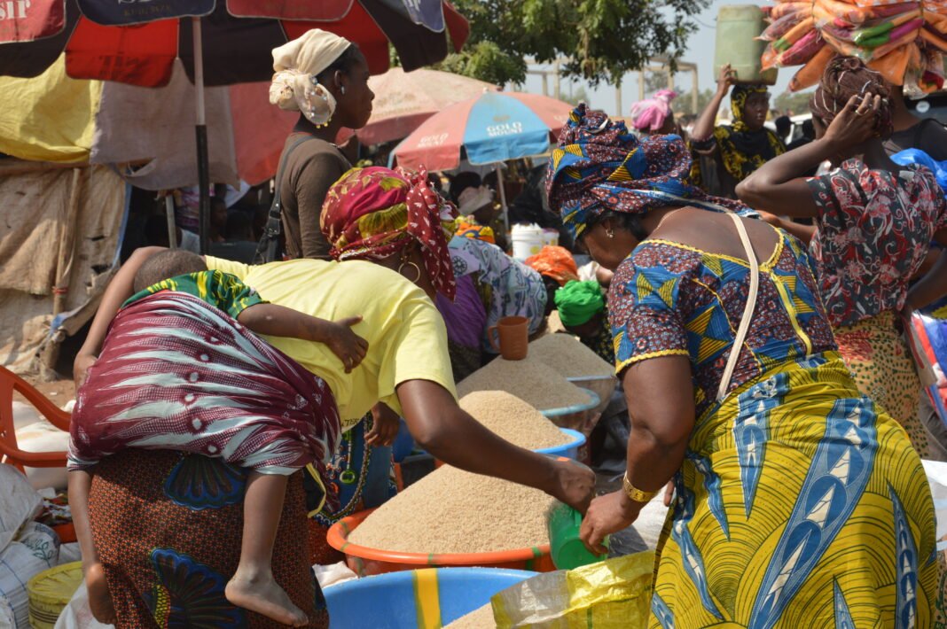 Tribune : La note B+ stable, un tournant dans la capacité d’endettement de la Guinée ! Tribune : La note B+ stable, un tournant dans la capacité d’endettement de la Guinée !