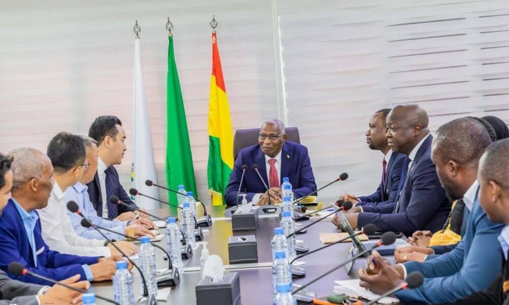 Infrastructures : Guinéens et Chinois tablent sur les contours d’un gigantesque projet de construction d’un corridor routier de 770 km, reliant les 4 régions naturelles de la Guinée. Infrastructures : Guinéens et Chinois tablent sur les contours d’un gigantesque projet de construction d’un corridor routier de 770 km, reliant les 4 régions naturelles de la Guinée.