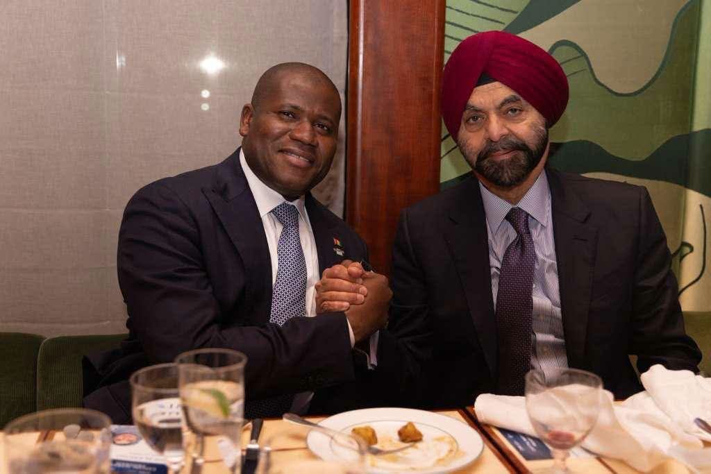 Au pied des gratte-ciel de New York, des échanges nourris et fructueux entre Ismaël Nabé et Ajay Banga : le dialogue qui pèse pour la Guinée et les économies émergentes. Au pied des gratte-ciel de New York, des échanges nourris et fructueux entre Ismaël Nabé et Ajay Banga : le dialogue qui pèse pour la Guinée et les économies émergentes.