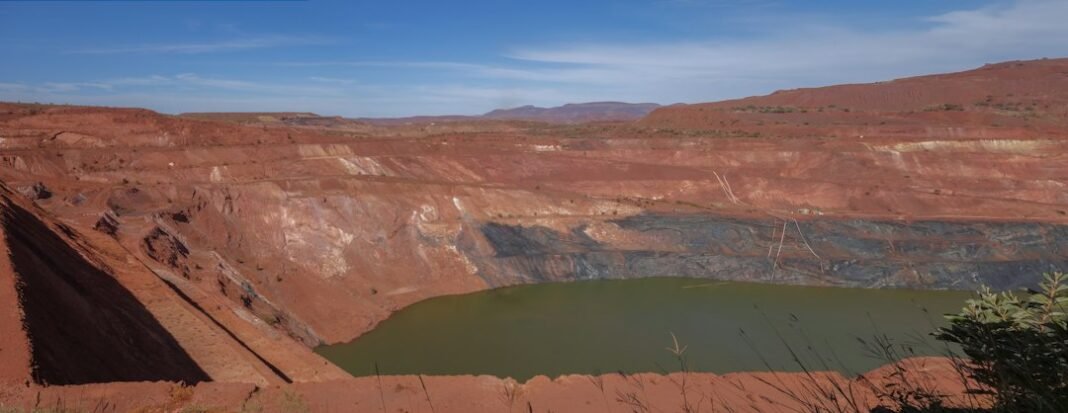 Mine à ciel ouvert de terre rouge, illustration de l'exploitation de la bauxite en Guinée